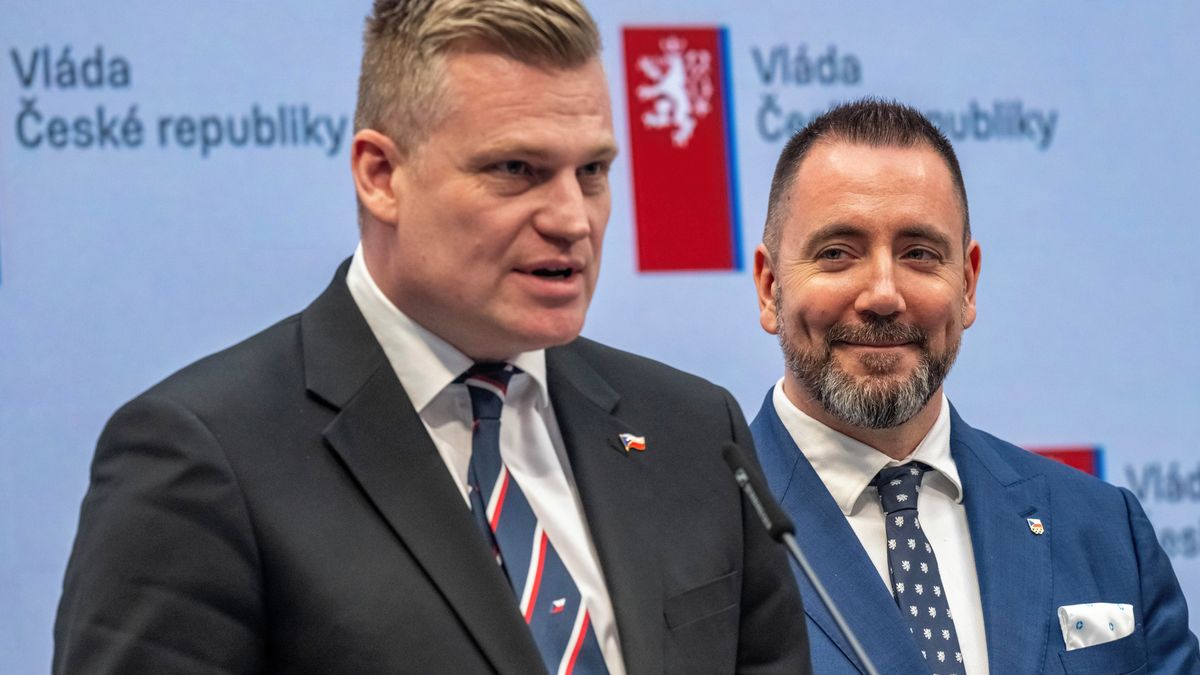 Turek není ministrem, přesto rozhoduje z ministerské kanceláře. Vyšší prověrku nepotřebuje